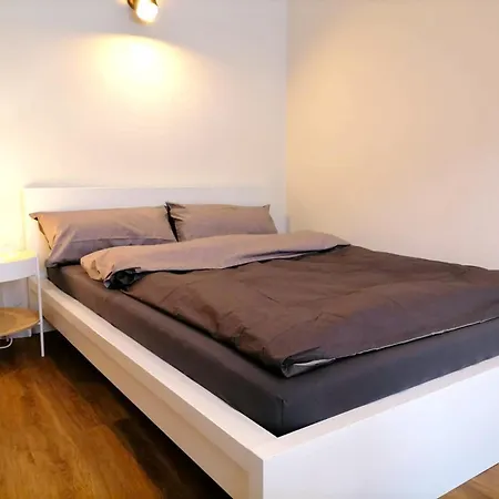 Gemuetliches Mit 2 Schlafzimmern, Kueche, Bad, Balkon, Parken Kostenfrei Apartmán