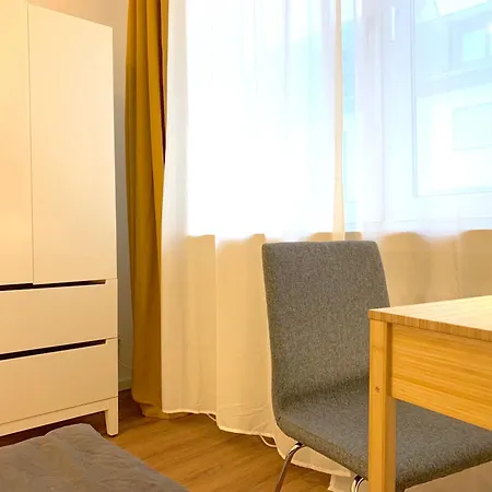 Gemuetliches Mit 2 Schlafzimmern, Kueche, Bad, Balkon, Parken Kostenfrei Daire Köln